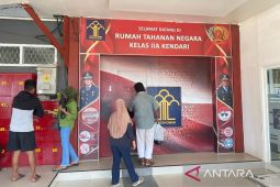 Dua tahanan KPK kasus korupsi pembangunan RSUD Kolaka Timur dititip di Rutan Kendari