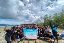 Mahasiswa Unpatti tanam 300 anakan mangrove jaga ekosistem pesisir Ambon