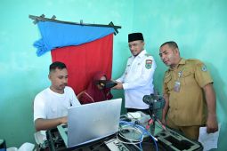 Disdukcapil SBT jemput bola layaniperekaman e-KTP di Utian Lima