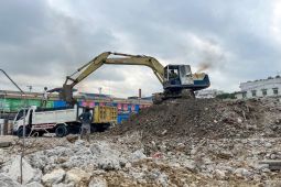 Armada angkutan material bongkaran Gedung 4 Pasar Horas disarankan ditambah