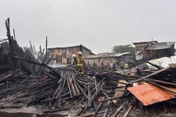 Damkar Bandung mengerahkan 14 mobil atasi kebakaran belasan kios kayu di Sukahaji