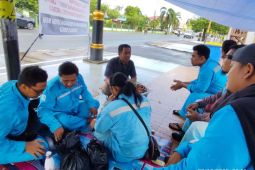 10 karyawan PT WHW Ketapang berunjukrasa ke DPRD dan Bupati, protes PHK