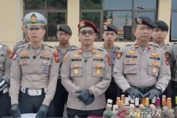 Polres Cianjur sita 974 botol minuman keras dan lima orang penjual