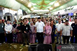 Gubernur Goromtalo serahkan BPJS Ketenagakerjaan kepada pekerja rentan