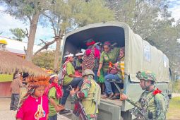 Satgas TNI Yonif 521/DY mendukung suksesnya prasinode Keuskupan di Jayawijaya