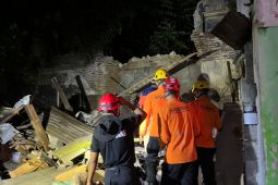 SAR gabungan evakuasi lima orang tertimpa rumah roboh