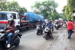 Truk tangki pengangkut minyak sayur terguling di Cakung