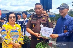 Pacu semangat masyarakat, Pemkab Gumas salurkan bibit hortikultura
