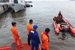 Tim evakuasi pria jatuh di perairan Sialang Buah Sumut