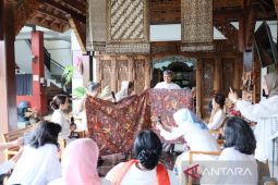 Wastraprema gelar diskusi membahas keindahan kain dan batik Jawa Barat