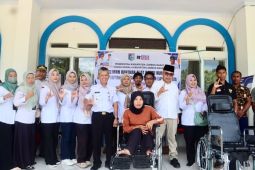 Lombok Barat menyalurkan bantuan kursi roda untuk disabilitas dan lansia