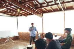 Prodi Tekben Polinela adakan pelatihan produksi benih dan buah melon kepada petani muda