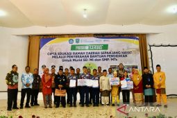 Pemkab Belitung salurkan bantuan kepada ratusan siswa