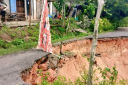 Jalan lingkar di Desa Peninjauan OKU amblas akibat  longsor