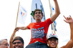 Peselancar Indonesia Bronson Meydi juara WSL QS 6000 Siargao