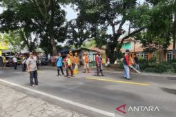DLH Cianjur pangkas dan tebang pohon rawan tumbang di jalur utama antisipasi cuaca ekstrem