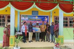 Pemkot Sorong berikan bantuan 40 sapi untuk kelompok peternak OAP