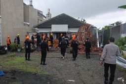 BPBD Bantul melakukan penanganan lokasi terdampak angin kencang