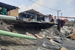 Dua sampan nelayan Mataram hanyut akibat abrasi pantai