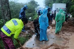 Jalur selatan di Garut yang tertutup longsor kembali normal