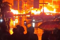 Ledakan masih terdengar! 6 mobil Damkar Cianjur jinakkan api di Jalan Perintis Kemerdekaan