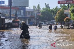 Polisi rekayasa lalu lintas saat banjir Dayeuhkolot Bandung