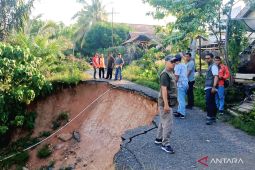 BPBD OKU segera membangun talud di jalan yang longsor di Desa Peninjauan