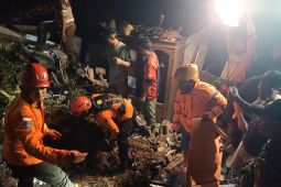 Satu keluarga dilaporkan tertimbun longsor di Depok Trenggalek