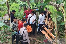 Polsek Tanjungpinang Barat evakuasi jasad pria di kebun pisang