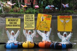 Aksi aktivis lingkungan di Surabaya