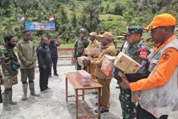 Pemda Nduga berikan bantuan korban terseret banjir di Distrik Dal