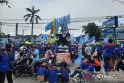 Imbas PHK massal Multistrada, ratusan buruh blokir Jalan Pantura Bekasi