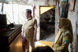 Bupati Karawang meninjau langsung pelaksanaan program rumah layak huni