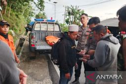 Petugas gabungan menemukan jasad korban hanyut di Cijati-Cianjur
