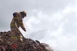 Damkarmat Bandarlampung padamkan kebakaran di TPA Bakung