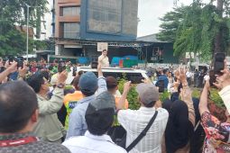 Presiden bagikan uang dan kaos kepada warga di Stasiun Tanah Abang