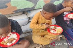 Satgas TNI Yonif 521/DY sediakan MBG anak-anak di Kurima Yahukimo