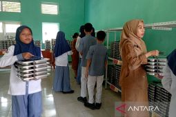 Suasana riang di SMPN 2 Maos kala Makan Bergizi Gratis tiba