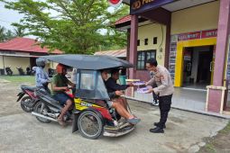 Polisi bagikan makanan untuk mempererat silaturahmi dengan warga