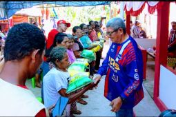 Bupati Malra beri bantuan beras untuk warga Matwaer pada HUT GPM ke-90,