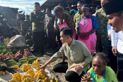 Wapres Gibran belanja jeruk hingga jagung kunjungi pasar di Manokwari