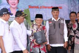 Kementan menanam perdana kelapa genjah di Selopamioro Bantul