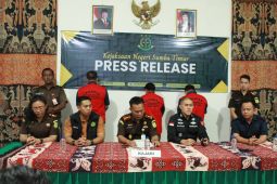 Kejari Sumba Timur menetapkan tiga tersangka korupsi dana Pilkada 2024