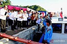 Gubernur Gorontalo serahkan pemanfaatan kapal taksi nelayan