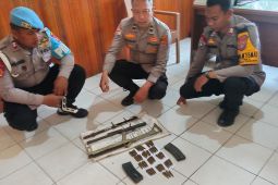 Polisi amankan 64 amunisi dan senjata rakitan yang diserahkan warga Poso
