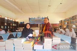 SMGP dorong minat baca siswa lewat bantuan buku literasi di Madina
