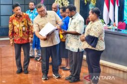 Pemerintah Manokwari serahkan 100 akta perkawinan gratis permudah adminduk