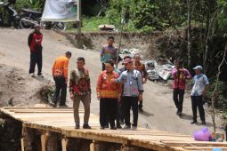 Wabup Lambar apresiasi warga gotong royong bangun jembatan darurat