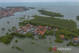 Cuaca panas, hujan petir, hingga banjir rob berpotensi terjadi pada Jumat