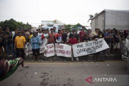 Aksi warga korban banjir rob